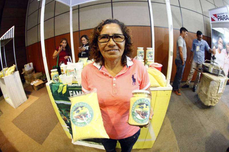 Autoridades, cientistas, empresários e produtores rurais participaram, na noite desta segunda-feira (12), no Hangar Convenções e Feiras da Amazônia, da abertura do XVII Congresso Brasileiro de Mandioca e do II Congresso Latino-Americano e Caribenho de Mandioca, os dois mais importantes eventos voltados à mandiocultura no Brasil e no continente, que ocorrem pela primeira vez no Pará. Uma das expositoras é a agricultora Júlia Serrim, 54 anos (foto), do município de Portel, na ilha do Marajó.
FOTO: THIAGO GOMES / AG. PARÁ
DATA: 12.03.2018
BELÉM - PARÁ <div class='credito_fotos'>Foto: Thiago Gomes /Ag. Pará | <a href='/midias/2018/originais/f1ffd2bd-4d1c-42fa-8043-0c54cc987470.jpg' download><i class='fa-solid fa-download'></i> Download</a></div>