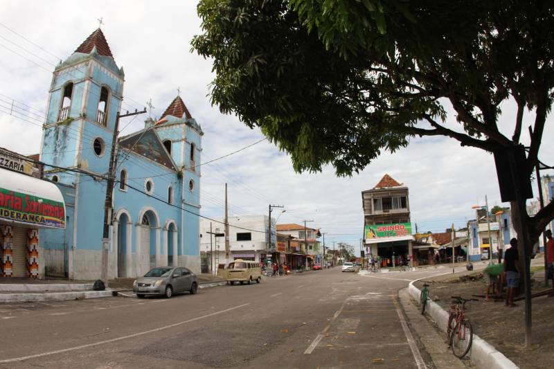 O distrito de Mosqueiro, distante 80 quilômetros do centro de Belém, conta com uma população de aproximadamente 33 mil habitantes e uma área territorial de 212 km². Mas no período de veraneio esta população pode chegar a 500 mil pessoas. Para melhor atender a população no que diz respeito à segurança pública, a Polícia Militar do Pará intensificou a aproximação com a comunidade e criou uma rede de informações que dinamizou o policiamento preventivo na ilha.  

FOTO: CRISTINO MARTINS / ARQUIVO AG. PARÁ
DATA: 25.06.2018
MOSQUEIRO - PARÁ <div class='credito_fotos'>Foto: Cristino Martins/Ag. Pará   |   <a href='/midias/2018/originais/f209fc87-b643-4b81-b791-ca3f704bed2e.jpg' download><i class='fa-solid fa-download'></i> Download</a></div>