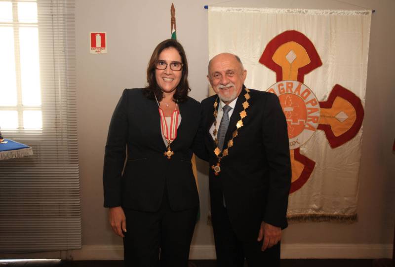 O Governo do Estado do Pará concedeu hoje 230 comendas do Mérito Grão-Pará (foto), a mais alta do Estado, a autoridades e servidores que se destacaram nos últimos oito anos de serviços prestados à população. “O ciclo que encerramos hoje não encerra nossa missão de servir ao público, porque uma vez servidores públicos, trabalhando em benefício da população, nunca mais deixamos de sê-lo, pois essa missão fica gravada em nossos corações”, disse o governador Simão Jatene aos agraciados. O governador entregou, pessoalmente, uma a uma as condecorações.  Das 230 medalhas, 14 foram no grau de Grande Oficial, 60 no grau de Comendador, 8 no grau de Oficial e 11 no grau de Cavaleiro aos servidores civis. Entre os militares, 4 receberam no grau de Comendador, 38 de Oficial e 109 no grau de Cavaleiro.

FOTO: CRISTINO MARTINS / AG. PARÁ
DATA: 31.12.2018
BELÉM - PARÁ <div class='credito_fotos'>Foto: Cristino Martins/Ag. Pará   |   <a href='/midias/2018/originais/f20a2120-9e06-4440-ab16-eb5d05131e2d.jpg' download><i class='fa-solid fa-download'></i> Download</a></div>