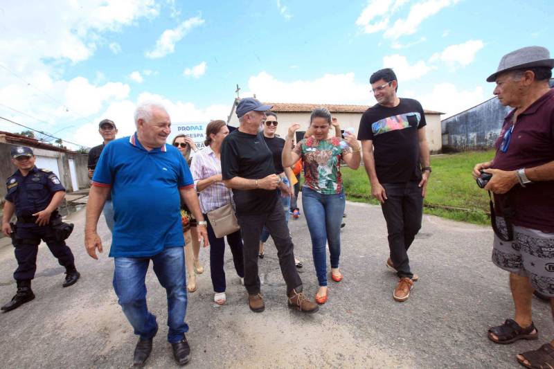 O governador Simão Jatene (camisa preta e boné) está no município de Bragança, nordeste do Estado, neste sábado (19), para visitar algumas das localidades atingidas pelas enchentes provocadas pelas chuvas do início da semana. A Defesa Civil Estadual está articulando as secretarias de Estado para atender às pessoas afetadas pelos alagamentos. Até o momento são três famílias desabrigadas e mais de três mil pessoas afetadas, principalmente na comunidade de Maranhãozinho. A prefeitura decretou estado de alerta. Uma sala de situação foi montada no município para o gerenciamento das ações que atendem às famílias.
FOTO: RODOLFO OLIVEIRA / AG. PARÁ
DATA: 19.05.2018
BRAGANÇA - PARÁ <div class='credito_fotos'>Foto: Rodolfo Oliveira/Ag. Pará | <a href='/midias/2018/originais/f213ae03-d4d8-4335-aa36-b9c35b81023c.jpg' download><i class='fa-solid fa-download'></i> Download</a></div>