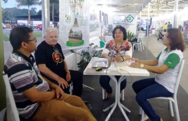 A Empresa de Assistência Técnica e Extensão Rural do Pará (Emater) mostra até este domingo (22) uma variedade de serviços na Feira de Negócios Agropecuários de Belém (Fenabel). A mostra inclui oficinas do projeto “Frutificando saberes e sabores no campo”, exposição de impressos, exibição de vídeos, horta em pequenos espaços, informações técnicas sobre Cadastro Ambiental Rural (CAR) e outras abordagens. A participação da Emater incluiu ainda mobilização de técnicos e agricultores da área de abrangência de seis regionais administrativas. A equipe de apoio é coordenada pelo técnico Raimundo Ribeiro, chefe do Núcleo de Metodologia de Comunicação (NMC), representante da empresa no evento.
FOTO: ASCOM / EMATER
DATA: 21.04.2018
BELÉM - PARÁ <div class='credito_fotos'>Foto: ASCOM EMATER | <a href='/midias/2018/originais/f21a66a8-3a57-49a3-bef4-a0d759eae1b4.jpg' download><i class='fa-solid fa-download'></i> Download</a></div>