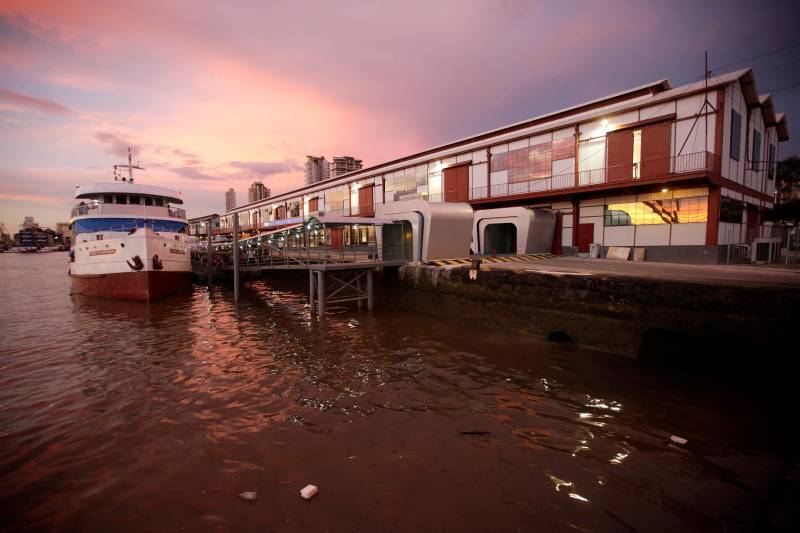 Quem utiliza o Terminal Hidroviário do Porto de Belém “Luiz Rebelo Neto”, seja para chegar ou sair da capital paraense por meio dos rios, há quatro anos sente uma grande diferença ao comparar o local com os demais portos existentes na cidade.
FOTO: THIAGO ARAÚJO / ARQUIVO AG. PARÁ
DATA: 19.05.2014
BELÉM - PARÁ <div class='credito_fotos'>Foto: Thiago Araújo/Ag. Pará | <a href='/midias/2018/originais/f21e94dc-4803-40a5-873d-261b729e8a97.jpg' download><i class='fa-solid fa-download'></i> Download</a></div>