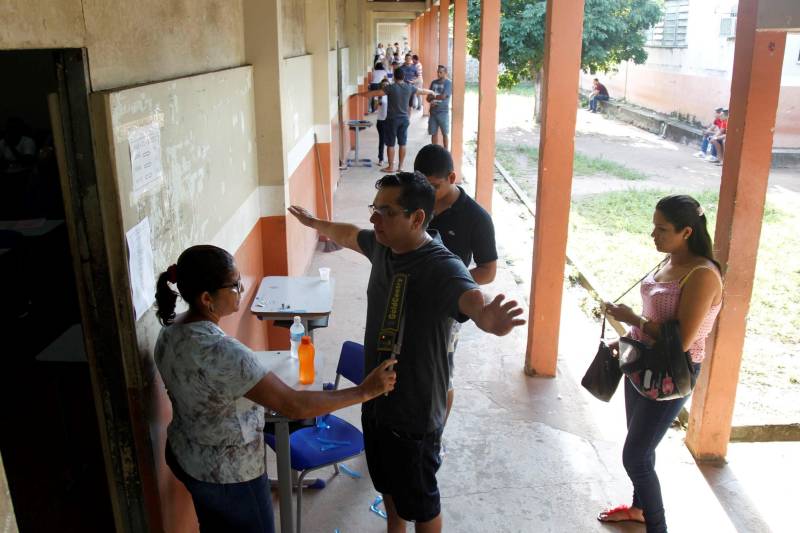 Um total de 9011 candidatos fizeram as provas para concorrer a 500 vagas para agente prisional da Superintendência do Sistema Penitenciário do Estado (Susipe), neste domingo, 18. No total, 11.835 candidatos estavam inscritos para o concurso, que é o primeiro da instituição para o cargo.
As provas foram realizadas em Belém, Altamira, Marabá, Castanhal (foto), Itaituba e Santarém.
FOTO: AKIRA ONUMA / ASCOM SUSIPE
DATA: 18.03.2018
CASTANHAL - PARÁ <div class='credito_fotos'>Foto: Akira Onuma / Ascom Susipe | <a href='/midias/2018/originais/f2209757-dec7-4218-a300-fd844937b134.jpg' download><i class='fa-solid fa-download'></i> Download</a></div>