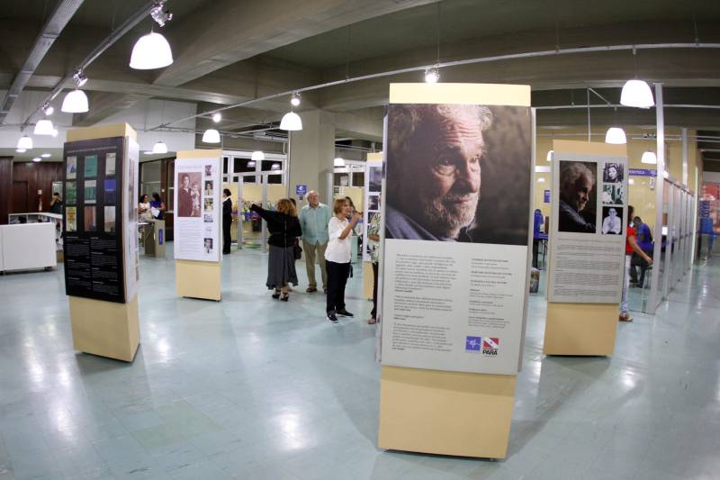 Um grande cortejo cultural marcou a tarde desta quinta-feira, 03, durante a inauguração da Galeria Benedito Nunes, na sede da Fundação Cultural do Pará, no Centur. Participaram representantes dos grupos de Bois de São Caetano de Odivelas, como boi Tinga, Faceiro e Vaca Velha, animados pela banda Milícia Odivelense. Os grupos trouxeram a cultura do Boi de Máscaras para o público de Belém e São Caetano que participaram do evento.
FOTO: CRISTINO MARTINS / AG. PARÁ
DATA: 03.05.2018
BELÉM - PARÁ <div class='credito_fotos'>Foto: Cristino Martins/Ag. Pará | <a href='/midias/2018/originais/f22fe906-dde6-446d-b0f6-88882d70bcf5.jpg' download><i class='fa-solid fa-download'></i> Download</a></div>