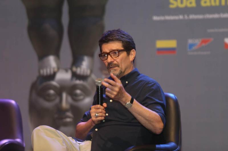 Uma programação extensa e diversificada marcou a abertura das atividades da XXII Feira Pan-Amazônica do Livro neste sábado (2), no Hangar – Centro de Convenções e Feiras da Amazônia, em Belém. Um grande público compareceu no primeiro dia, aproveitando as atrações culturais e as exposições nos estandes de livros. Um dos destaques foi o seminário “Colômbia Renasce”, que contou com a participação do cônsul da Colômbia em Manaus (AM), José Gilberto Florez, e do jurista, professor e consultor colombiano Pietro Alarcon, abordando o processo de superação de crises sociais e políticas. Foram expostas as experiências com políticas governamentais e pactos sociais no enfrentamento de crises, como os altos índices de violência.

FOTO: EDINALDO SILVA
DATA: 02.06.2018
BELÉM - PARÁ <div class='credito_fotos'>Foto: EDINALDO SILVA   |   <a href='/midias/2018/originais/f234dc3c-4e97-46bf-859e-27a77fd5c6a0.jpg' download><i class='fa-solid fa-download'></i> Download</a></div>