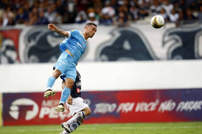 Foram exatos dois meses tentando assistir ao seu primeiro Re x Pa em 2018. Neste domingo, finalmente, a estudante Hendrea Souza convenceu o noivo, Arthur Pantoja, a levá-la ao Estádio Olímpico do Pará, o Mangueirão. E logo numa final. "Só trouxe porque vim no domingo passado e vi algumas mudanças no esquema de segurança", disse Arthur. "Tem mais policiais e a bebedeira em volta do estádio praticamente acabou", afirmou. As mudanças realmente aconteceram a partir do clássico do último dia primeiro e já surtiram efeito. A chamada “Operação Mangueirão” pôs em prática ações de ordenamento no entorno do estádio, com início a partir das 7h30 e encerramento às 20h. A operação determina a delimitação de espaço para atuação de vendedores ambulantes, proibição de veículos com sons automotivos ao redor do estádio e de barracas irregulares, seis pontos de bloqueio e dois para o ingresso de comerciantes e orientações ao público.
FOTO: THIAGO GOMES / AG. PARÁ
DATA: 08.04.2018
BELÉM - PARÁ <div class='credito_fotos'>Foto: Thiago Gomes /Ag. Pará | <a href='/midias/2018/originais/f235e139-9f09-4066-8da3-f4a2a2859282.jpg' download><i class='fa-solid fa-download'></i> Download</a></div>