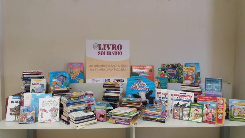 O projeto Livro Solidário, coordenado pela Imprensa Oficial do Estado (IOE), recebeu nesta quinta-feira, 27, um acervo de cerca de 500 livros (foto) do projeto social A Liga do Bem, formada por um grupo de amigos cujo objetivo é somar para um mundo mais humano e solidário, como eles se apresentam nas redes sociais.

FOTO: ASCOM / IOE
DATA: 27.12.2018
BELÉM - PARÁ <div class='credito_fotos'>Foto: ASCOM IOE   |   <a href='/midias/2018/originais/f23a0082-782b-4cdb-ba7f-3162c5571449.jpg' download><i class='fa-solid fa-download'></i> Download</a></div>