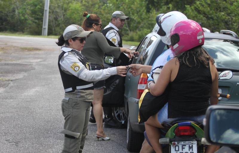 Com o início das férias escolares é hora de pegar a estrada para curtir as inúmeras opções de praias e balneários que o Pará dispõe. Neste sentido, prudência e cautela no trânsito são fundamentais para uma viagem com segurança. Entre os destinos mais procurados e próximos à capital paraense está o distrito de Mosqueiro, distante 70 quilômetros do centro de Belém, com suas belíssimas praias de água doce que somam 17 quilômetros de extensão. A bucólica, como é carinhosamente conhecida, é uma das 86 localidades em todas as regiões do Estado, que receberão atenção especial durante a Operação Verão 2018, que contará com a participação de mais de 8 mil agentes de segurança pública. As ações tiveram início na sexta-feira (29) e seguem até o dia 31 de julho. Na foto, fiscalização do Detran e Polícia Rodoviária na PA-391.
FOTO: CRISTINO MARTINS / AG. PARÁ
DATA: 01.07.2018
BELÉM - PARÁ <div class='credito_fotos'>Foto: Cristino Martins/Ag. Pará | <a href='/midias/2018/originais/f23a9c63-a81d-48ed-839d-7d3269e7d72d.jpg' download><i class='fa-solid fa-download'></i> Download</a></div>