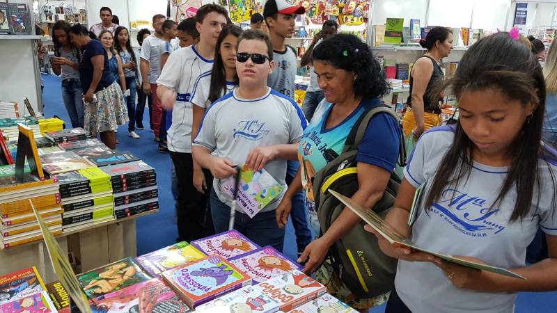 A primeira edição do Salão do Livro de Carajás, realizada de 27 de abril a 6 de maio, no Centro de Convenções de Marabá, no sudeste do Estado, movimentou mais de R$ 200 mil em CredLivro, um incentivo da Secretaria de Estado de Educação (Seduc). O Salão é resultado de um convênio entre o Governo do Pará, via Secretaria de Estado de Cultura (Secult), em parceria com a Seduc e Prefeitura de Marabá. O Credlivro é um programa de incentivo à leitura oriundo do "Programa de Fortalecimento de Ações de Fomento à Leitura" da Seduc, por meio do Sistema Estadual de Bibliotecas Escolares (Siebe), criado em 2005 e, em 2013, virou Lei (Lei 7.775, de 23 de dezembro de 2013). Em 2017, o incentivo foi de quatro milhões e seiscentos mil reais para os 23 mil professores da rede estadual de ensino, aplicados exclusivamente para a XXI Feira Pan-Amazônica do Livro. Na foto, movimento na feira.
FOTO: ELZA LIMA
DATA: 07.05.2018
MARABÁ - PARÁ <div class='credito_fotos'>Foto: ELZA LIMA | <a href='/midias/2018/originais/f23d5b46-c4d1-4a6d-9606-17a2861f9cf7.jpg' download><i class='fa-solid fa-download'></i> Download</a></div>