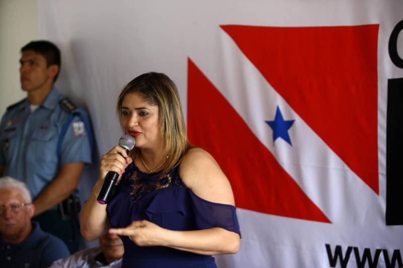 “Ter a posse da terra é a certeza de que nunca iremos perder o nosso direito, que nossos filhos e nossos netos poderão dar continuidade a nossa história em segurança. Foram anos de luta até chegar esse dia, agraciados com a assinatura do nosso título de terra. Só temos a agradecer a todos que fizeram parte disso e a cada um que lutou junto para que hoje isso se tornasse realidade”. A fala emocionada foi de seu Mário Araújo Silva, presidente da Associação Remanescente de Quilombo Espírito Santo, localizada no município do Acará, no nordeste do Estado. Ele assinou, neste sábado (24), junto com o governador Simão Jatene, o título que dá a posse da terra a comunidade. A fala do presidente traduz o sentimento das dezenas de famílias que moram no local, que agora tem a posse legítima do local onde seus antepassados viveram. “Sou filho de mãe negra. Nasci aqui como minha vó, bisavó, que fazem parte da história dessa comunidade que já existe a mais de 300 anos. Na foto, a prefeita do Acará, Amanda Martins (azul).
FOTO: SIDNEY OLIVEIRA / AG. PARÁ
DATA: 24.03.2018
ACARÁ - PARÁ <div class='credito_fotos'>Foto: Sidney Oliveira/Ag. Pará | <a href='/midias/2018/originais/f23f8712-2b00-4329-a2c7-e1a55b05c9b0.jpg' download><i class='fa-solid fa-download'></i> Download</a></div>