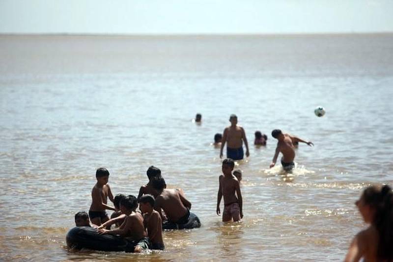 O segundo final de semana das férias escolares foi marcado pela tranquilidade no distrito de Mosqueiro (foto). Uma das 86 localidades do Estado que recebe atenção especial durante a Operação Verão 2018. As ações começaram na sexta-feira (29) e vão até o dia 31 de julho, com a participação de mais de 8 mil agentes de segurança pública. Uma das novidades deste ano é o funcionamento dos Centros de Comando Integrado, com a participação de órgãos estaduais e municipais, sob a coordenação da Secretaria de Estado de Segurança Pública e Defesa Social ( Segup). O espaço é identificado com placas em quatro idiomas para auxiliar as pessoas em casos de furtos ou acidentes.
FOTO: MARCELO LELIS / AG. PARÁ
DATA: 08.07.2018
MOSQUEIRO - PARÁ <div class='credito_fotos'>Foto: Marcelo Lelis / Ag. Pará | <a href='/midias/2018/originais/f2450638-8ded-4838-970b-f978d03c9bc9.jpg' download><i class='fa-solid fa-download'></i> Download</a></div>