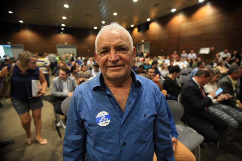 O primeiro dia do Fórum Permanente de Prefeitas e Prefeitos dos Municípios Sustentáveis contou com a participação de 85 prefeitos , 17 vices e 21 secretários municipais dos 141 municípios manifestaram interesse em adotar as diretrizes do programa. Para o governador Simão Jatene, esta grande participação simboliza a união de agentes públicos que colocaram os interesses coletivos acima dos interesses individuais para construir um estado melhor para todos. Com o tema “Gestão Compartilhada”, o evento traz as experiências e os desdobramentos das agendas governamentais que foram planejadas em parceria com as gestões municipais. Através da Secretaria Extraordinária de Municípios Sustentáveis (Semsu) Governo do Pará, por meio da Semsu, investe na capacitação dos municípios para a promoção de uma gestão fiscal eficiente. Para Izabela Jatene, este primeiro dia serviu para sinalizar o quanto os gestores estão preocupados com o equilíbrio da questão fiscal dos municípios e em desenvolver uma governança compartilhada para desenvolver seus municípios. Na foto, o prefeito de Bragança, Raimundo Nonato.
FOTO: THIAGO GOMES / AG. PARÁ
DATA: 07.02.2018
BELÉM - PARÁ <div class='credito_fotos'>Foto: Thiago Gomes /Ag. Pará | <a href='/midias/2018/originais/f2452f52-ee15-4dc2-a7b8-9b3de46e153b.jpg' download><i class='fa-solid fa-download'></i> Download</a></div>