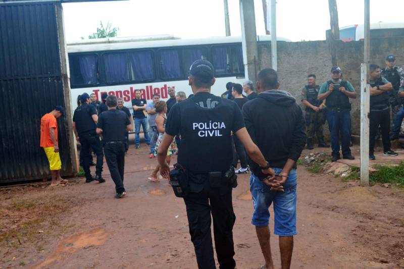 A Secretaria de Estado de Segurança Pública e Defesa Social (Segup) deflagrou nas primeiras horas da manhã desta quinta-feira (29), a operação Templários, que resultou na prisão de 10 pessoas e apreensão de mais de 300 petecas de cocaína, cerca de 500 gramas de pasta base de cocaína, aproximadamente 50 gramas de maconha (do tipo limãozinho) e um revólver calibre 38. O trabalho contou com o apoio das Polícias Civil e Militar.

FOTO: ELIELSON MODESTO/ASCOM SEGUP
DATA: 29.11.2018
ANANINDEUA-PARÁ <div class='credito_fotos'>Foto: Elielson Modesto / Ascom Segup   |   <a href='/midias/2018/originais/f24a7d70-76d2-4035-899b-5a7305c5d618.jpg' download><i class='fa-solid fa-download'></i> Download</a></div>