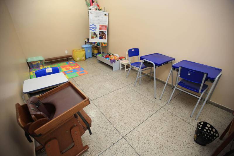 "Hoje vim para uma agenda de inauguração, mas vivi uma experiência de amor, que emana em cada ação dos alunos, professores, direção e de cada um que faz parte desta escola que se torna tão especial porque tem alma". A declaração foi feita pelo governador Simão Jatene, nesta terça, 27, durante a inauguração da obra de reforma e ampliação da Escola Álvares de Azevedo (foto), localizada no Bairro de Batista Campos, em Belém. O governador transformou a inauguração em uma grande confraternização. Passou a tarde na Escola e fez questão de cantar e dançar com os alunos, que expressaram muita gratidão pela obra. Atendendo atualmente 436 alunos, a “Álvares de Azevedo” é uma Unidade Especializada dedicada à educação de estudantes com deficiência visual, e que trabalha nos eixos da educação e da habilitação.
FOTO: MÁCIO FERREIRA / AG. PARÁ
DATA: 27.03.2018
BELÉM - PARÁ <div class='credito_fotos'>Foto: MÁCIO FERREIRA/ AG. PARÁ | <a href='/midias/2018/originais/f251db4e-ffad-4c4b-919f-64e3937e40b1.jpg' download><i class='fa-solid fa-download'></i> Download</a></div>