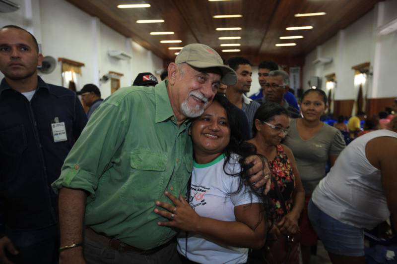 O produtor rural Nilson Corrêa da Silva, 23 anos, mora na comunidade Santo Ezequiel Moreno e produz alimentos em 700 hectares de terra na agrovila Acutipereira, no município de Portel, no arquipélago do Marajó. Mesmo morando e produzindo alimentos na comunidade, ele não possuía título de propriedade de terra. Para beneficiar produtores como Nilson, o governador Simão Jatene entregou, na manhã desta sexta-feira (23), títulos coletivos que beneficiaram mais de mil famílias. Os títulos também beneficiaram comunidades remanescentes de quilombos e povos tradicionais do município marajoara. O Pará foi o Estado que mais titulou áreas em prol dos remanescentes de quilombos no Brasil. Das 170 comunidades tituladas no país, 62 estão no Pará, sendo que destas 53 foram tituladas pelo Instituto de Terras do Pará (Iterpa).

FOTO: MÁCIO FERREIRA / AG. PARÁ
DATA: 23.03.2018
PORTEL - PARÁ <div class='credito_fotos'>Foto: MÁCIO FERREIRA/ AG. PARÁ   |   <a href='/midias/2018/originais/f252e7aa-900d-453f-9e0b-c33e24451120.jpg' download><i class='fa-solid fa-download'></i> Download</a></div>