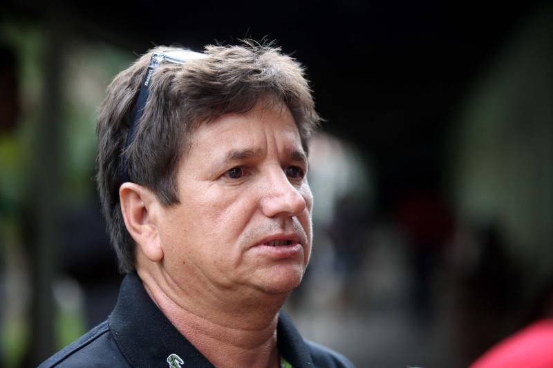 As famílias que ficaram desabrigadas em Paragominas, no sudeste paraense, após a forte enxurrada que atingiu o município na semana passada, começaram a receber nesta segunda-feira (16) o atendimento da Companhia de Habitação do Pará (Cohab). Técnicos do órgão chegaram à sede municipal e imediatamente iniciaram a visita a áreas afetadas e o cadastramento das famílias que tiveram suas casas atingidas. Na foto, Ubiratam Quaresma, engenheiro civil da Cohab.
FOTO: SIDNEY OLIVEIRA / AG. PARÁ
DATA: 16.04.2018
PARAGOMINAS - PARÁ <div class='credito_fotos'>Foto: Sidney Oliveira/Ag. Pará | <a href='/midias/2018/originais/f25f5c1a-3667-4dfc-948a-237d6b209ae6.jpg' download><i class='fa-solid fa-download'></i> Download</a></div>