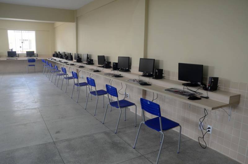 O ano letivo de 2019 no município de Conceição da Araguaia, no sudeste do Pará, vai contar com uma escola reestruturada de Ensino Médio. É a “Professora Deocleciano Alves Moreira” (foto), na avenida Carajás Sá, S/N, no bairro São Luís II. A unidade de ensino passou por obras de reforma e ampliação. A secretária de Estado de Educação, Ana Claudia Serruya Hage, participou da entrega dos serviços, nesta quinta-feira (27). A obra na escola teve financiamento do Banco Interamericano de Desenvolvimento (BID), em um investimento de R$ 5.811.204,58. O projeto faz parte do Programa de Melhoria da Qualidade e Expansão da Cobertura da Educação Básica do Estado do Pará, preconizado pela Seduc no Pacto pela Educação.

FOTO: FERNANDO NOBRE / ASCOM SEDUC
DATA: 27.12.2018
CONCEIÇÃO DO ARAGUAIA - PARÁ <div class='credito_fotos'>Foto: FERNANDO NOBRE/ASCOM SEDUC   |   <a href='/midias/2018/originais/f26553cb-a202-4f3b-8f45-514bcf83350c.jpg' download><i class='fa-solid fa-download'></i> Download</a></div>