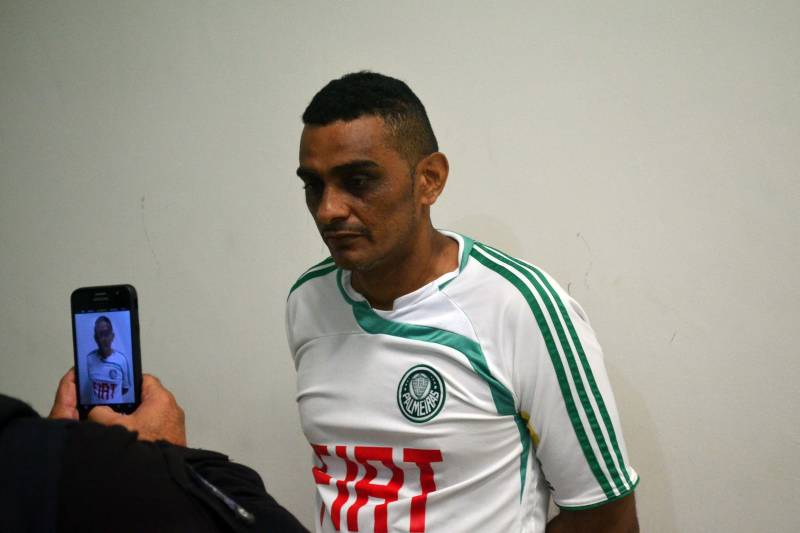  Entre as pessoas presas estavam uma mulher, quatro foragidos da justiça e Wanderson Heleno Amador de Azevedo (foto), vulgo Bolota, contra quem havia um mandado de prisão expedido pela participação no desaparecimento, em abril deste ano, do Sargento Franco, do 10º Batalhão da PM, em Icoaraci.

FOTO: ELIELSON MODESTO/ASCOM SEGUP
DATA: 29.11.2018
ANANINDEUA-PARÁ <div class='credito_fotos'>Foto: Elielson Modesto / Ascom Segup   |   <a href='/midias/2018/originais/f26e8b79-870f-43de-aa61-68dad8ccade1.jpg' download><i class='fa-solid fa-download'></i> Download</a></div>