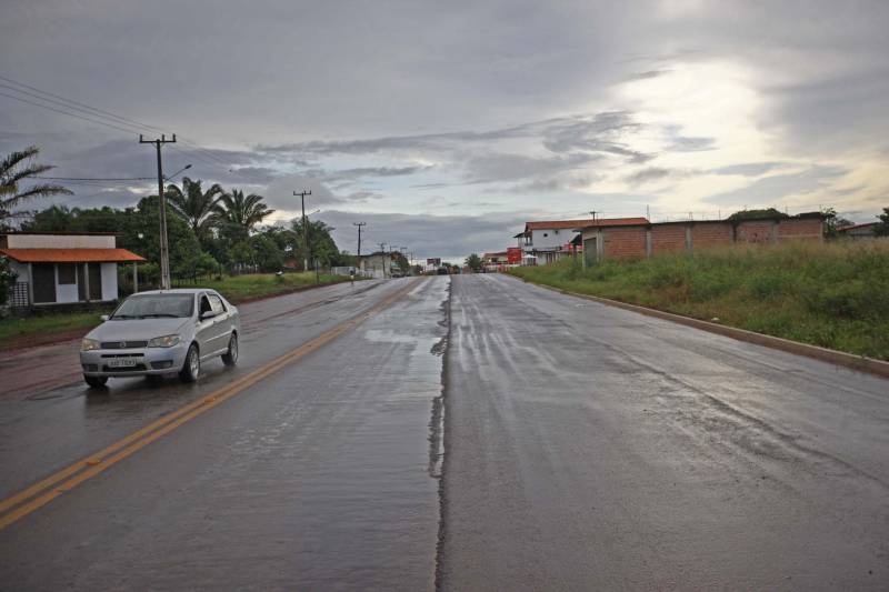 O motorista Ademir Silva, 53 anos, é condutor de ônibus no perímetro Salinópolis/Atalaia, no nordeste do estado. Ele comenta que sempre testemunhou os congestionamentos “quilométricos” que se formam nos períodos de férias na rodovia PA-444 (Estrada do Atalaia), que liga o município a sua mais frequentada praia. Agora, Ademir comemora o trabalho de duplicação da rodovia, que alcançou 80% das obras de drenagem. O prazo máximo para a conclusão das obras de restauração e duplicação da PA-444, que ligam a PA-124 e a sede do município a Praia do Atalaia, é o mês de janeiro de 2019. O custo do investimento é de R$ 17.897.41,08. “Sem dúvida vai melhorar em 70% o trânsito, já que andar por aqui, nos feriados, é uma briga constante”, comenta. Além da duplicação da rodovia, o projeto prevê a criação de um canteiro central, ciclovia iluminada nos dois sentidos da pista e diversas travessias para pedestres com semáforos temporizados, trazendo beleza, conforto e segurança à população em geral.
FOTO: IGOR BRANDÃO / AG. PARÁ
DATA: 19.04.2018
SALINÓPOLIS - PARÁ <div class='credito_fotos'>Foto: IGOR BRANDÃO / AG. PARÁ | <a href='/midias/2018/originais/f270ace9-12ab-46d6-94d9-9cdb4e0a9c25.jpg' download><i class='fa-solid fa-download'></i> Download</a></div>