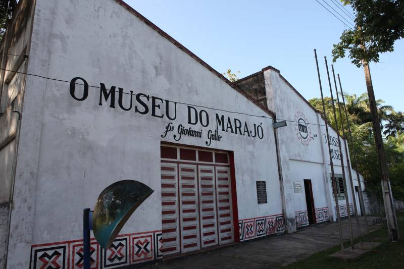 Inspiração para o livro "Chove nos Campos de Cachoeira" do escritor Dalcídio Jurandir, a bela cidade de Cachoeira do Arari, no arquipélago do Marajó, celebrará 185 anos de emancipação política, no próximo dia 10 de maio. Dalcídio morou toda a sua infância no município. A cidade também é o berço de uma das maiores cantoras e compositoras da música paraense, Dona Onete. Esses são alguns detalhes do município, que terá várias ações sociais, cívicas, esportivas e shows culturais, nas comemorações da data de aniversário. A programação se inicia na noite desta terça-feira (08), com a apresentação da banda “Gilmarajoara Bruno Saudade e Cia”. A partir de amanhã, serão ofertados serviços de emissão de documentos, exames de sangue, corte de cabelo, manicure e pedicure, atendimento preventivo odontológico de crianças e até doação de prêmios serão ofertados à população. Os embalos musicais continuam até quinta-feira, 10, com as bandas “Quero Mais”, “Bruno e Trio”, além de muitos grupos locais.
FOTO: RODOLFO OLIVEIRA / ARQUIVO AG. PARÁ
DATA: 03.10.2013
CACHOEIRA DO ARARI - PARÁ <div class='credito_fotos'>Foto: Agência Pará | <a href='/midias/2018/originais/f276e910-57cf-4b9b-b48f-4afb3158cd2f.jpg' download><i class='fa-solid fa-download'></i> Download</a></div>