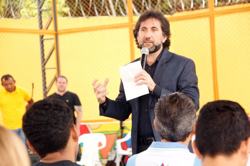 O atendimento a adolescentes em cumprimento de medida de internação provisória entra em uma nova fase no Pará. Foi entregue oficialmente nesta sexta-feira (4) o novo Centro de Internação do Adolescente Masculino (Ciam), localizado no Bairro Sideral, em Belém. O espaço foi completamente revitalizado, melhorando o atendimento aos adolescentes custodiados no espaço por até 45 dias, e de servidores, garantindo um atendimento humanizado e com novos alojamentos, de acordo com os parâmetros do Sistema Nacional de Atendimento Socioeducativo (Sinase). O ato de entrega contou com a participação de toda a equipe técnica da unidade e de representantes de diversas instituições governamentais, do sistema de garantia de direitos e entidades religiosas, que assistiram a apresentações culturais de arte-educadores e saborearam produtos da panificação, frutos de atividades realizadas com os adolescentes dentro das unidades da Fasepa. O Ciam Sideral também vai oferecer curso profissionalizante, qualificando o socioeducando para o mercado de trabalho. Na foto, o presidente da Fasepa, Simão Bastos.
FOTO: FRANKLIN SALVADOR / ASCOM FASEPA
DATA: 04.05.2018
BELÉM - PARÁ <div class='credito_fotos'>Foto: FRANKLIN SALVADOR / ASCOM FASEPA | <a href='/midias/2018/originais/f276f3dc-c814-44ed-a3c2-fc5f5b32c472.jpg' download><i class='fa-solid fa-download'></i> Download</a></div>