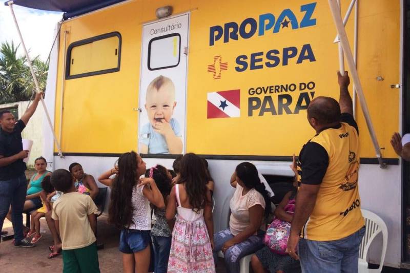 A Fundação Pro Paz realiza caravana de saúde (foto) até domingo (05), no bairro Bom Futuro, em Barcarena. A ação, uma parceria entre a Secretaria de Saúde Pública do Pará (Sespa) e a Secretaria Municipal, teve início hoje (02), com a oferta de diversos serviços médicos e de assistência, reforçando o atendimento que vem sendo feito no município há cerca de uma semana, pelas equipes da Sespa e Defesa Civil, em conjunto com o município. Na segunda-feira (05), a caravana seguirá para a comunidade Burajuba. A expectativa é que 200 pessoas sejam atendidas. Estão disponíveis aos moradores da comunidade três clínicos gerais, dois enfermeiros, um dermatologista, assim como vacinação e testes de glicemia com o resultado imediato. Além disso, agentes comunitários de saúde estão visitando as casas do Bom Futuro para acompanhamento da situação da comunidade.
FOTO: ASCOM / PRO PAZ
DATA: 02.03.2018
BARCARENA - PARÁ <div class='credito_fotos'>Foto: ASCOM PRO PAZ | <a href='/midias/2018/originais/f2783d5f-8d12-4a23-98b8-4b2c6068b119.jpg' download><i class='fa-solid fa-download'></i> Download</a></div>