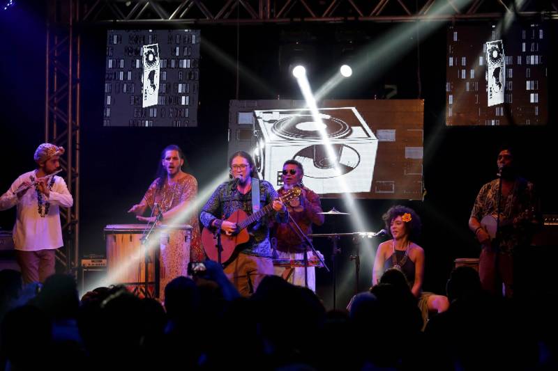 Uma noite de sons, ritmos e emoções. Assim pode ser definido o show da Mostra Protótipo, realizado na noite desta quinta-feira (21) no Teatro Universitário Cláudio Barradas, em Belém. Os artistas da Orquestra Pau e Cordista, Azul Dossel, A Troca, DK, Inesita, Tula Tânia, Caruana (foto), Gael Conhece o Mar, Pelé do Manifesto e Everton MC, e Toni Link levantaram o público do teatro com as 10 músicas selecionadas pela Cultura Rede de Comunicação no projeto.
FOTO: CAMILA LIMA / PORTAL CULTURA
DATA: 21.06.2018
BELÉM - PARÁ <div class='credito_fotos'>Foto: CAMILA LIMA / PORTAL CULTURA | <a href='/midias/2018/originais/f27e5c6b-52ce-4f7b-94ee-f2a148b60507.jpg' download><i class='fa-solid fa-download'></i> Download</a></div>