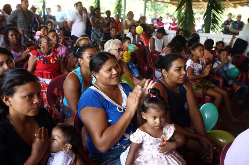 “Ter a posse da terra é a certeza de que nunca iremos perder o nosso direito, que nossos filhos e nossos netos poderão dar continuidade a nossa história em segurança. Foram anos de luta até chegar esse dia, agraciados com a assinatura do nosso título de terra. Só temos a agradecer a todos que fizeram parte disso e a cada um que lutou junto para que hoje isso se tornasse realidade”. A fala emocionada foi de seu Mário Araújo Silva, presidente da Associação Remanescente de Quilombo Espírito Santo, localizada no município do Acará, no nordeste do Estado. Ele assinou, neste sábado (24), junto com o governador Simão Jatene, o título que dá a posse da terra a comunidade. A fala do presidente traduz o sentimento das dezenas de famílias que moram no local, que agora tem a posse legítima do local onde seus antepassados viveram. “Sou filho de mãe negra. Nasci aqui como minha vó, bisavó, que fazem parte da história dessa comunidade que já existe a mais de 300 anos.
FOTO: SIDNEY OLIVEIRA / AG. PARÁ
DATA: 24.03.2018
ACARÁ - PARÁ <div class='credito_fotos'>Foto: Sidney Oliveira/Ag. Pará | <a href='/midias/2018/originais/f281bf06-a887-46bc-adfb-b4a7bde4ed09.jpg' download><i class='fa-solid fa-download'></i> Download</a></div>
