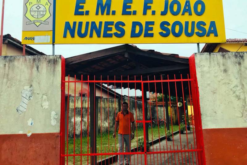 As salas de aula da Escola Municipal de Ensino Fundamental João Nunes de Souza, em Ananindeua, estavam todas decoradas com trabalhos criados pelos alunos em alusão ao Dia da Escola, que se comemora nesta quinta-feira, 15. Como presente especial, o projeto Livro Solidário entregou um acervo de 350 livros que serão usados em atividades de incentivo à leitura com os cerca de 290 estudantes da instituição.
FOTO: ASCOM IOEPA
DATA: 15.03.2018
ANANINDEUA - PARÁ <div class='credito_fotos'>Foto: RONALDO QUADROS / ASCOM IOEPA | <a href='/midias/2018/originais/f2856cba-3629-4fca-9c8b-8138f1a6f84d.jpg' download><i class='fa-solid fa-download'></i> Download</a></div>
