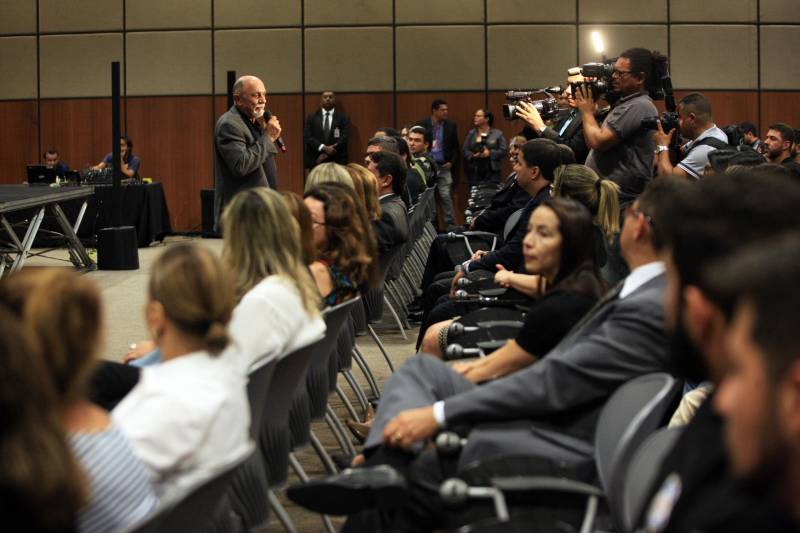 O Governo do Pará segue firme na política de prevenção e redução da criminalidade em todo o estado, com investimentos e o reforço de novos agentes que atuarão na segurança pública. Na tarde desta quinta-feira (22), os 474 aprovados em concurso público tomaram posse e receberam os equipamentos de trabalho. A cerimônia ocorreu no Hangar Convenções e Feiras da Amazônia, em Belém, e contou com a presença do governador Simão Jatene, entre outras autoridades.

FOTO: RODOLFO OLIVEIRA / AG. PARÁ
DATA: 22.03.2018
BELÉM - PARÁ <div class='credito_fotos'>Foto: Rodolfo Oliveira/Ag. Pará   |   <a href='/midias/2018/originais/f289c131-5703-42dc-8f31-cf7bff5acf8b.jpg' download><i class='fa-solid fa-download'></i> Download</a></div>