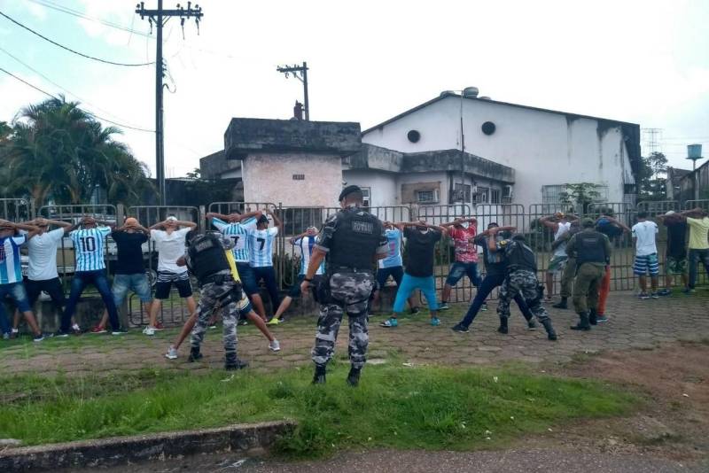 As ações de segurança referentes ao clássico entre Remo e Paysandu, na tarde deste domingo, em Belém, seguem garantindo a ordem e a segurança dos torcedores e moradores da capital e Região Metropolitana de Belém (RMB). Até às 16h deste domingo (11), nenhuma ocorrência grave foi registrada. Um princípio de tumulto entre membros de torcida organizada, dentro de um ônibus que transitava pela avenida Senador Lemos, no bairro Sacramenta, chamou a atenção das guarnições da Polícia Militar, que de imediato interveio prevenindo um possível confronto. Os envolvidos foram revistados e liberados.
FOTO: ASCOM / PMPA
DATA: 11.03.2018
BELÉM - PARÁ <div class='credito_fotos'>Foto: ASCOM / PMPA | <a href='/midias/2018/originais/f28fe834-0f81-485d-9599-9c26fbbb8f20.jpg' download><i class='fa-solid fa-download'></i> Download</a></div>