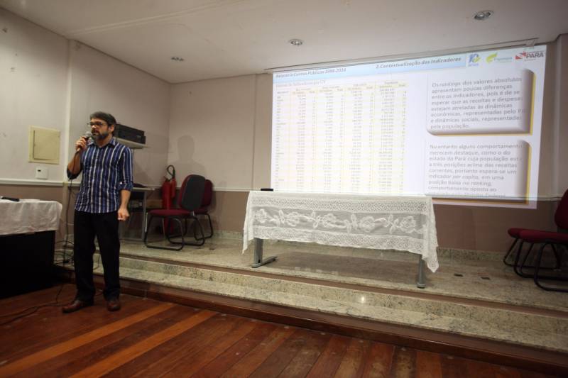 Um extenso relatório sobre as contas públicas do Pará, e das demais unidades da Federação, abrangendo o período de 1998 a 2016, foi lançado na manhã desta quinta-feira (1ª) durante o Café com Planejamento, ação mensal de formação continuada, realizada pela Secretaria de Estado de Planejamento (Seplan) para servidores públicos, mas também aberta a demais interessados. O estudo, que contém dados e informações sobre as contas públicas, visa atender à constante demanda dirigida à Diretoria de Estatística da Fundação Amazônia de Amparo a Estudos e Pesquisas (Fapespa), por diferentes grupos sociais. Na foto, José Zurutuza, coordenador de Estatística Econômica e Contas Regionais da Fapespa.
FOTO: RODOLFO OLIVEIRA / AG. PARÁ
DATA: 01.03.2018
BELÉM - PARÁ <div class='credito_fotos'>Foto: Rodolfo Oliveira/Ag. Pará | <a href='/midias/2018/originais/f2947bad-f340-42b6-b3c7-ccfaa5ee9e91.jpg' download><i class='fa-solid fa-download'></i> Download</a></div>