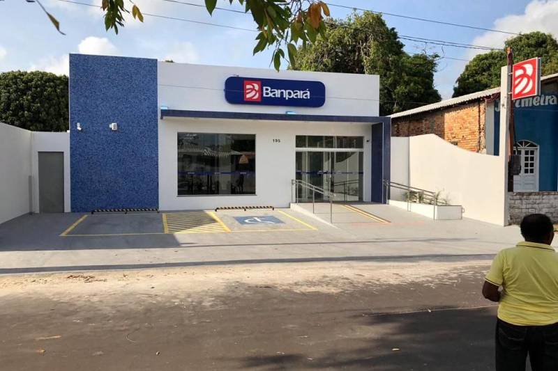 As novas instalações da agência Salvaterra, entregues na manhã desta segunda-feira (5), já estão em pleno funcionamento no município localizado na ilha do Marajó.
FOTO: ASCOM BANPARÁ
DATA: 05.11.2018
SALVATERRA - PARÁ <div class='credito_fotos'>Foto: Ascom Banpará | <a href='/midias/2018/originais/f29b6b25-69ce-42bb-893a-d4a76c6a94be.jpg' download><i class='fa-solid fa-download'></i> Download</a></div>