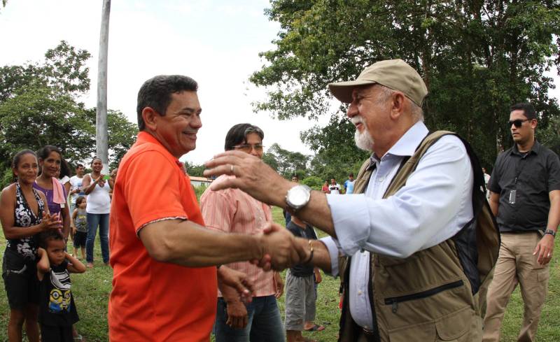Cento e dezoito famílias da comunidade quilombola do Caeté, no município de Abaetetuba, no nordeste do Estado, foram beneficiadas com um título coletivo de terra. Com o documento, o Governo do Estado, por meio do Instituto de Terras do Pará (Iterpa), reconhece o direito de uma população que há décadas ocupa e trabalha na área. A cerimônia de entrega ocorreu na manhã deste sábado (24), no Centro Comunitário, e contou com a participação do governador Simão Jatene. A área titulada corresponde a cerca de 1.400 hectares. Agora, devidamente respaldadas, as famílias poderão ter acesso a empréstimos, políticas públicas, entre outros benefícios que possibilitam o desenvolvimento da sua produção e a continuidade de suas tradições. “Com o documento de terra a comunidade passa a ter segurança jurídica e acesso a créditos, financiamentos e outros benefícios que antes não lhes era permitido. Além disso, agora eles poderão produzir com mais segurança, mantendo a terra entre as futuras gerações”, afirmou o governador Simão Jatene. Na foto, o prefeito de Abaetetuba, Alcides Negrão (Chita, camisa laranja).
FOTO: CRISTINO MARTINS / AG. PARÁ
DATA: 24.03.2018
ABAETETUBA - PARÁ
<div class='credito_fotos'>Foto: Cristino Martins/Ag. Pará | <a href='/midias/2018/originais/f2a19ffb-36a5-4988-b9ea-739941d11a2a.jpg' download><i class='fa-solid fa-download'></i> Download</a></div>