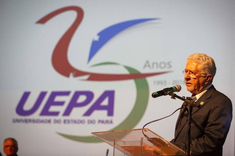 Cerimônia de comemoração dos 25 anos da Uepa (Jubilei de prata) e entrega de título de doutor Honoris Causa ao médico, folclorista e ambientalista Camillo Vianna. O evento foi realizado na noite desta terça-feira, 29, no auditório do Sesi, em Belém.
Na foto, o reitor da Uepa, Rubens Cardoso.
FOTO: NAILANA THIELY / ASCOM UEPA
DATA: 29.05.18
BELÉM - PARÁ <div class='credito_fotos'>Foto: Nailana Thiely / Ascom Uepa | <a href='/midias/2018/originais/f2a7e785-e448-4e4e-9504-fd0b5c3b2c2b.jpg' download><i class='fa-solid fa-download'></i> Download</a></div>