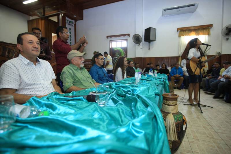O produtor rural Nilson Corrêa da Silva, 23 anos, mora na comunidade Santo Ezequiel Moreno e produz alimentos em 700 hectares de terra na agrovila Acutipereira, no município de Portel, no arquipélago do Marajó. Mesmo morando e produzindo alimentos na comunidade, ele não possuía título de propriedade de terra. Para beneficiar produtores como Nilson, o governador Simão Jatene entregou, na manhã desta sexta-feira (23), títulos coletivos que beneficiaram mais de mil famílias. Os títulos também beneficiaram comunidades remanescentes de quilombos e povos tradicionais do município marajoara. O Pará foi o Estado que mais titulou áreas em prol dos remanescentes de quilombos no Brasil. Das 170 comunidades tituladas no país, 62 estão no Pará, sendo que destas 53 foram tituladas pelo Instituto de Terras do Pará (Iterpa).

FOTO: MÁCIO FERREIRA / AG. PARÁ
DATA: 23.03.2018
PORTEL - PARÁ <div class='credito_fotos'>Foto: MÁCIO FERREIRA/ AG. PARÁ   |   <a href='/midias/2018/originais/f2af23a2-d505-42c5-8d65-123ca0a0c3dd.jpg' download><i class='fa-solid fa-download'></i> Download</a></div>
