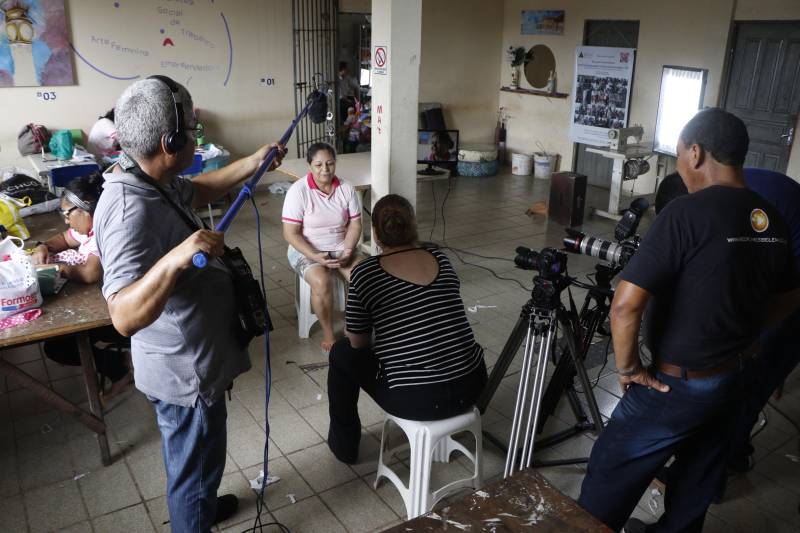 As detentas do Centro de Recuperação Feminino (CRF), em Ananindeua, que fazem parte da Cooperativa Social de Trabalho Arte Feminina Empreendedora (Coostafe) - a primeira formada exclusivamente por mulheres presas no Brasil, serão usadas como modelo de aprendizagem em um módulo específico do curso de empreendedorismo da plataforma de cursos à distancia do Veduca. Através de uma parceria realizada entre a Superintendência do Sistema Penitenciário do Estado (Susipe), e a plataforma de cursos à distância Veduca, será garantido também, cursos de profissionalização para as internas com certificação gratuita, além de transformá-las em multiplicadoras, através da experiência vivida, por cada uma, dentro da Coostafe.
FOTO: AKIRA ONUMA / ASCOM SUSIPE
DATA: 07.05.2018
BELÉM - PARÁ <div class='credito_fotos'>Foto: Akira Onuma / Ascom Susipe | <a href='/midias/2018/originais/f2bbb96b-5da0-4b6f-83e9-6e8aee8be222.jpg' download><i class='fa-solid fa-download'></i> Download</a></div>