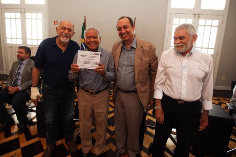 Quase R$ 2 milhões em equipamentos para o combate a malária no Pará foram distribuídos, nesta quarta-feira (7), em cerimônia no Palácio do Governo, em Belém. No total 38 microscópios, 21 motocicletas e 9 caminhonetes foram entregues, pelo governador Simão Jatene, a representantes de 11 municípios beneficiados, de diferentes regiões do Pará. Na ocasião, o governo também homenageou servidores estaduais que atuam há mais de 30 anos no combate a endemias e dedicaram anos de profissionalismo, compromisso e responsabilidade com o trabalho na Vigilância em Saúde Pública do Estado do Pará.
FOTO: ANTÔNIO SILVA / AG. PARÁ
DATA: 07.03.2018
BELÉM - PARÁ
<div class='credito_fotos'>Foto: Antônio Silva/Ag. Pará | <a href='/midias/2018/originais/f2ca5e60-ae4a-4a7c-afc7-1eeeae3bb7a7.jpg' download><i class='fa-solid fa-download'></i> Download</a></div>