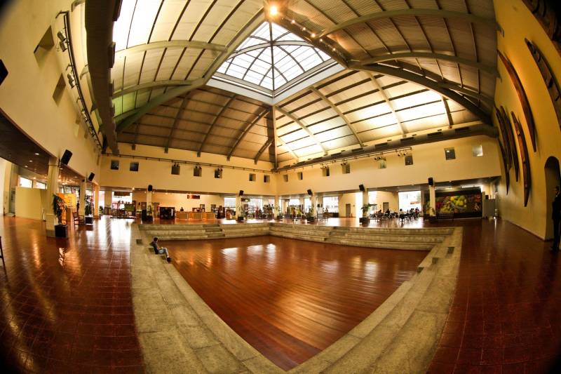 Na Belém do turismo, um lugar é bastante procurado pela carga histórica que possui: o Pólo Joelheiro São José Liberto (foto) é destino de amantes e estudiosos de preciosidades e artesanato em gemas. No local estão expostas, para observação e venda, cerca de quatro mil peças, entre diamantes, ametistas, amostras de ouro, cerâmica marajoara e tapajônica e muiraquitãs. Objetos que chegam a ter até 500 milhões de anos de história geológica até virarem sofisticados adornos forjados a mãos hábeis. O local nem sempre foi uma referência de território turístico e de lazer de Belém. Sua história chega a ser um paradoxo do que hoje representa o espaço para muitos que o visitam e lá trabalham. Por cerca de 150 anos, o prédio já pertenceu a congregação religiosa e também se tornou o presídio São José. Palco de grandes conflitos e rebeliões, o lugar foi desativado pelo Governo do Estado em 1998. Restaurado, renasceu em 2002 como Espaço São José Liberto, que abriga 13 atrações de visitação – entre os quais os mais procurados são o Museu de Gemas do Pará e a Casa do Artesão. Ambos com capacidade de levar visitantes a uma viagem pela história das pedras preciosas e utensílios utilizados por indígenas nos séculos passados. Definitivamente, o espaço São José Liberto transcende conhecimento e elegância.
FOTO: THIAGO GOMES / AG. PARÁ
DATA: 12.01.2017
BELÉM - PARÁ <div class='credito_fotos'>Foto: Thiago Gomes /Ag. Pará | <a href='/midias/2018/originais/f2cc31e3-871e-4613-bfe5-c7393a900887.jpg' download><i class='fa-solid fa-download'></i> Download</a></div>