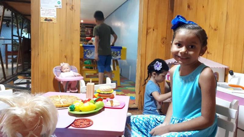 Cerca de 60 crianças (foto) com doenças hematológicas e que fazem acompanhamento na Fundação Centro de Hemoterapia e Hematologia do Pará (Hemopa) tiveram uma quinta-feira especial. Com direito a muitas brincadeiras, animação, Papai Noel e presentes, elas participaram de uma Festa de Natal em um parque infantil. A ação é resultado do trabalho de humanização da Fundação e tudo, do espaço aos presentes, foi fruto do voluntariado.

FOTO: ASCOM / HEMOPA
DATA: 20.12.2018
BELÉM - PARÁ <div class='credito_fotos'>Foto: Ascom Hemopa   |   <a href='/midias/2018/originais/f2d4e0bb-9f59-4bd7-8832-71d5e2483377.jpg' download><i class='fa-solid fa-download'></i> Download</a></div>