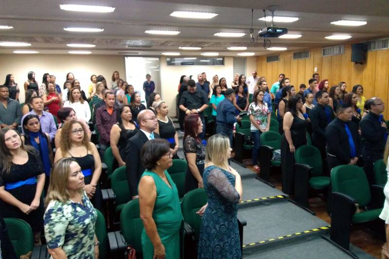 Sessenta e seis alunos da terceira e quarta turmas do curso Técnico em Secretaria Escolar foram certificados na manhã desta segunda-feira, em Belém. A formação foi oferecida pelo Governo do Estado, por meio do Instituto de Formação Profissional e Superior (Iseg) e da Escola de Governança Pública do Estado (EGPA). A cerimônia ocorreu no auditório da autarquia e contou com a presença da secretária de estado de administração, Alice Viana, que representou o governador Simão Jatene.
FOTO: ASCOM / EGPA
DATA: 26.03.2018
BELÉM - PARÁ <div class='credito_fotos'>Foto: ASCOM EGPA | <a href='/midias/2018/originais/f2dbde1b-2a61-4900-bdaf-3abe838fe054.jpg' download><i class='fa-solid fa-download'></i> Download</a></div>