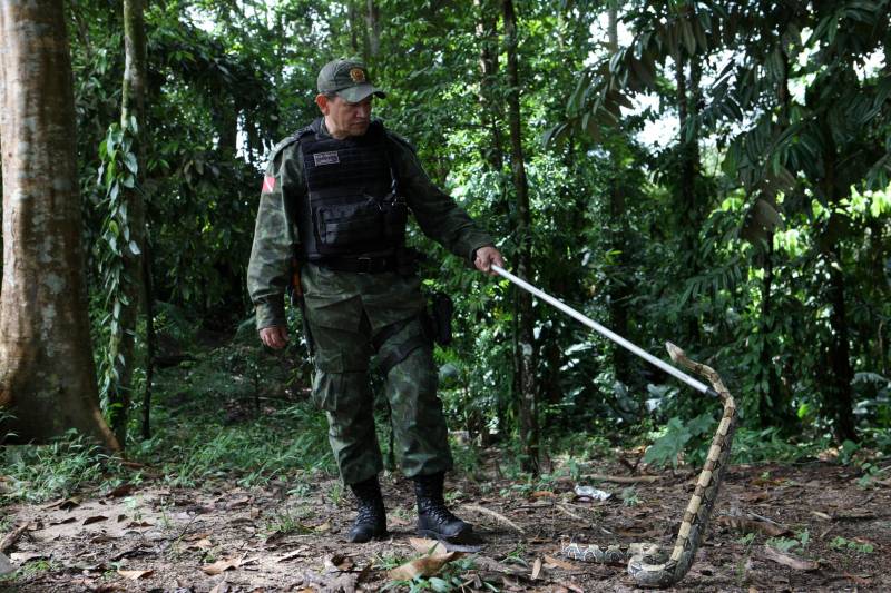 Implementado pela Polícia Militar do Pará em junho de 2017, o Comando de Policiamento Ambiental (CPA) é o esquadrão responsável por operações de preservação do meio ambiente em todo o Estado. Uma das missões do Batalhão de Policiamento Ambiental é a proteção do Parque Estadual do Utinga (Peut) em seus mananciais, e a preservação da fauna e flora. E para reforçar essa ação, a CPA quer transformar o cidadão como aliado ativo na defesa do meio ambiente.

FOTO: RODOLFO OLIVEIRA / AG. PARÁ
DATA: 01.06.2018
BELÉM - PARÁ <div class='credito_fotos'>Foto: Rodolfo Oliveira/Ag. Pará   |   <a href='/midias/2018/originais/f2dbf1b7-66f6-416d-bc9d-daa39dbc487c.jpg' download><i class='fa-solid fa-download'></i> Download</a></div>