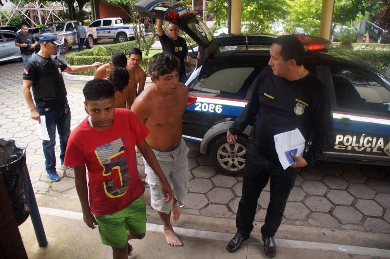 A Polícia Civil prendeu, na manhã desta sexta-feira (13), 40 foragidos da Justiça por envolvimento em crimes diversos, como roubos, furtos, homicídio e tráfico de drogas. As prisões são resultado da Operação "Xeque Mate", coordenada pela Diretoria de Polícia Metropolitana (DPM). Os presos estão sendo conduzidos para a Delegacia Geral para passarem por perícia e, em seguida, serem encaminhados ao sistema penitenciário.
FOTO: ASCOM POLÍCIA CIVIL
DATA: 13.04.2018
BELÉM - PARÁ <div class='credito_fotos'>Foto: Polícia Civil | <a href='/midias/2018/originais/f2e033ef-88a1-4954-9335-46488a4acd22.jpg' download><i class='fa-solid fa-download'></i> Download</a></div>