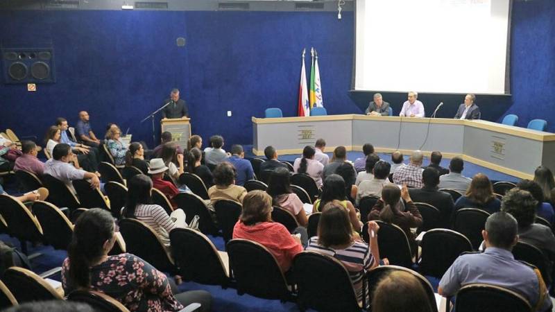 A última rodada do “I Encontro Estadual de Educação Profissional e Tecnológica” (foto) ocorreu em Belém, nesta terça-feira (26), e reuniu representantes de instituições públicas e privadas, entidades de classe, associações, professores e estudantes. O evento aborda a qualificação profissional nas regiões de integração Guajará, Guamá e Tocantins. O titular da Secretaria de Ciência, Tecnologia e Educação Profissional e Tecnológica (Sectet), Alex Fiúza de Mello, explicou a importância do encontro. “Na medida em que as parcerias crescem e a credibilidade se torna uma cultura de relacionamento entre os diversos atores sociais envolvidos no processo, o Pará Profissional passa a ser um patrimônio da sociedade, assim se constitui um programa de Estado e todos os governos que se sucederem terão que desenvolver o Programa”.
FOTO: ASCOM / SECTET
DATA: 26.06.2018
BELÉM - PARÁ <div class='credito_fotos'>Foto: Ascom Sectet | <a href='/midias/2018/originais/f2ec686a-3231-45f0-8ab2-d9c147c6a06d.jpg' download><i class='fa-solid fa-download'></i> Download</a></div>