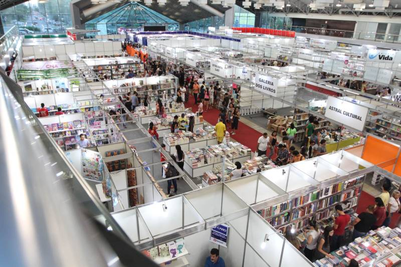 Corredores do Hangar Centro de Convenções durante a XXII Feira Pan-Amazônica do Livro, que começou neste sábado (2), em Belém. Um grande público compareceu ao segundo dia da feira, aproveitando as atrações culturais e as exposições nos estandes de livros na tarde de domingo.
FOTO: CRISTINO MARTINS / AG. PARÁ
DATA: 03.06.2018
BELÉM - PARÁ <div class='credito_fotos'>Foto: Cristino Martins/Ag. Pará | <a href='/midias/2018/originais/f2ef3a43-45bb-40e6-873c-7421b4152080.jpg' download><i class='fa-solid fa-download'></i> Download</a></div>