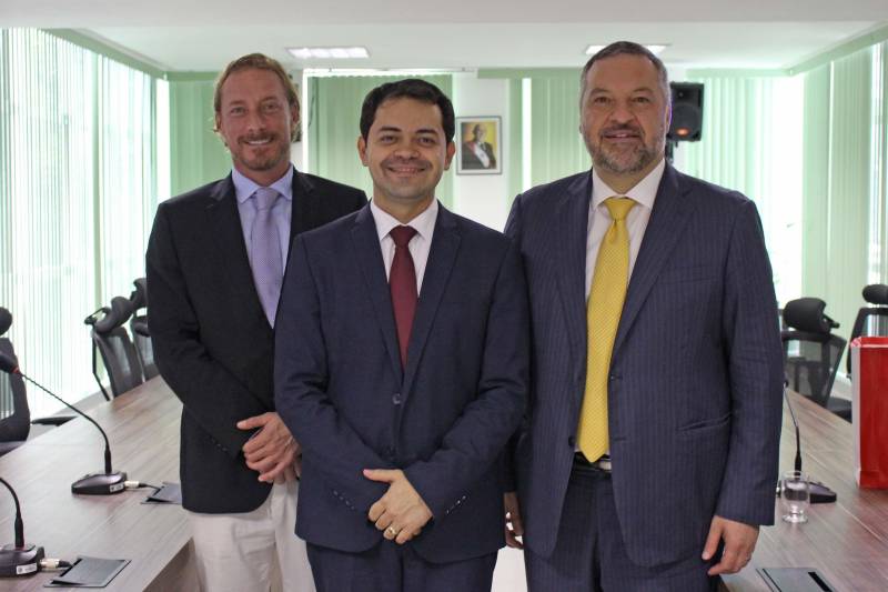 O embaixador do Canadá no Brasil, Riccardo Savone (d), visitou o Centro Integrado de Monitoramento Ambiental (Cimam) da Secretaria de Estado de Meio Ambiente e Sustentabilidade (Semas), na quarta-feira (2). Acompanhado de Jason Reeve (e), conselheiro-chefe do Departamento Comercial canadense, ele conheceu as ferramentas de conservação ambiental utilizadas pelo estado. O secretário estadual de Meio Ambiente e Sustentabilidade, Thales Belo (c), apresentou o Centro e detalhou o funcionamento das agendas (verde, azul, cinza e marrom) e do Sistema de Alerta do Desmatamento. O embaixador ficou satisfeito com a visita. “Sendo representante do governo do Canadá aqui no Brasil, é muito importante entender quais são as ferramentas utilizadas pelo país e, principalmente, pelo Pará, para proteger e preservar o meio ambiente. Realmente, estou muito contente em conhecer o Centro de Monitoramento”, disse.
FOTO: ASCOM / SEMAS
DATA: 03.05.2018
BELÉM - POARÁ <div class='credito_fotos'>Foto: ASCOM SEMAS | <a href='/midias/2018/originais/f2f1e97e-c5d4-4fcf-8b24-1c37e52333fb.jpg' download><i class='fa-solid fa-download'></i> Download</a></div>