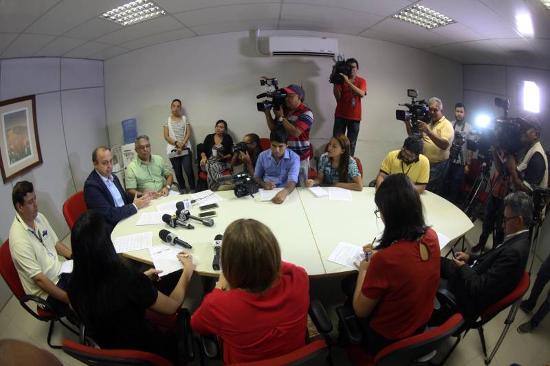 Coletiva na Sespa sobre a suspeita de casos de raiva humana no município de Melgaço.
FOTO: THIAGO GOMES / AG. PARÁ
DATA: 11.05.2018
BELÉM - PARÁ <div class='credito_fotos'>Foto: Thiago Gomes /Ag. Pará | <a href='/midias/2018/originais/f305c30e-eff7-481b-ad1e-194c1c37cb98.jpg' download><i class='fa-solid fa-download'></i> Download</a></div>