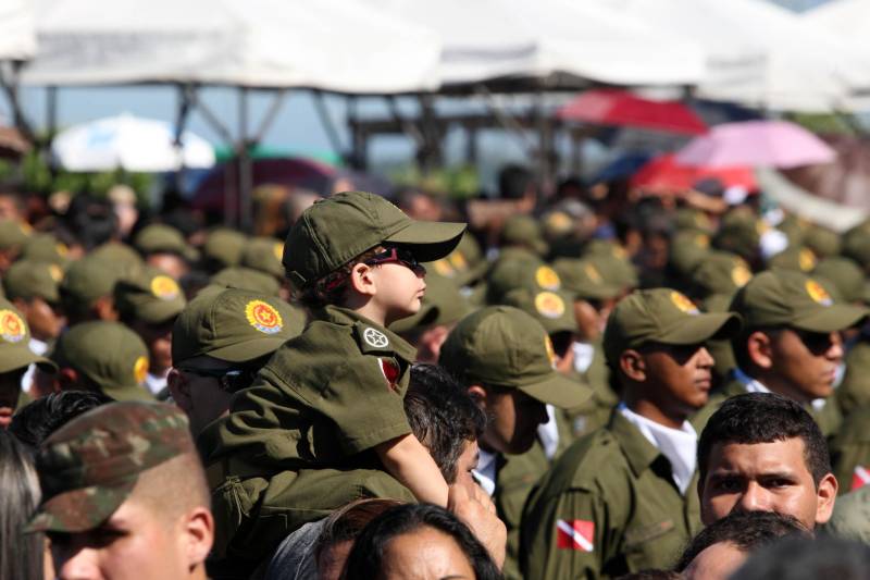 A cerimônia de formatura dos novos praças da Polícia Militar ocorreu na manhã desta segunda-feira (9), simultaneamente, em Belém e outros seis municípios paraenses: Santa Izabel, Castanhal, Barcarena, Capanema, Bragança e Tucuruí. Em Parauapebas, Marabá, Breves, Soure e Conceição do Araguaia, a formatura será celebrada na quinta-feira, dia 12. Na sexta-feira, dia 13, é a vez de Santarém, Altamira, Paragominas e Itaituba. O governador Simão Jatene presidiu a cerimônia de formatura no Portal da Amazônia, bairro da Cidade Velha, em Belém. Milhares de familiares dos formandos lotaram o espaço para entregar aos novos policiais militares seus diplomas de conclusão de curso.
FOTO: SIDNEY OLIVEIRA / AG. PARÁ
DATA: 09.07.2018
BELÉM - PARÁ <div class='credito_fotos'>Foto: Sidney Oliveira/Ag. Pará | <a href='/midias/2018/originais/f30fa2f3-a6bf-4e50-8bf5-21817b799922.jpg' download><i class='fa-solid fa-download'></i> Download</a></div>