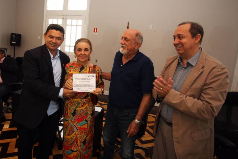 Quase R$ 2 milhões em equipamentos para o combate a malária no Pará foram distribuídos, nesta quarta-feira (7), em cerimônia no Palácio do Governo, em Belém. No total 38 microscópios, 21 motocicletas e 9 caminhonetes foram entregues, pelo governador Simão Jatene, a representantes de 11 municípios beneficiados, de diferentes regiões do Pará. Na ocasião, o governo também homenageou servidores estaduais que atuam há mais de 30 anos no combate a endemias e dedicaram anos de profissionalismo, compromisso e responsabilidade com o trabalho na Vigilância em Saúde Pública do Estado do Pará.
FOTO: ANTÔNIO SILVA / AG. PARÁ
DATA: 07.03.2018
BELÉM - PARÁ
<div class='credito_fotos'>Foto: Antônio Silva/Ag. Pará | <a href='/midias/2018/originais/f33241fd-f48c-4a8e-af1a-924265a6239d.jpg' download><i class='fa-solid fa-download'></i> Download</a></div>