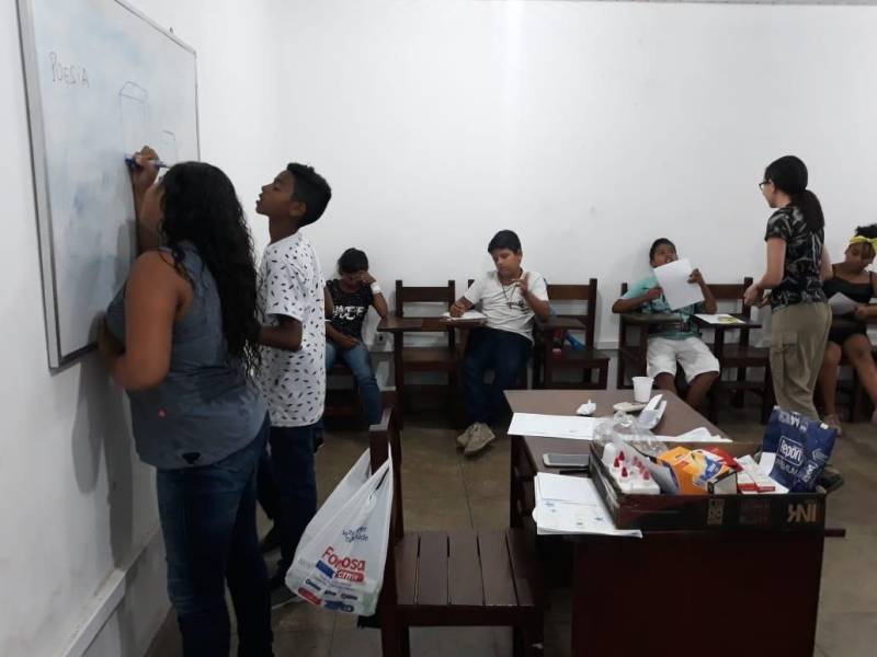 Vinte alunos do Polo Pro Paz nos Bairros, que funciona na Universidade Federal do Pará (UFPA), participaram de uma oficina sobre Poesia Visual, na Casa da Linguagem, vinculada à Fundação Cultural do Pará (FCP). A oficina, encerrada nesta terça-feira (26), foi ministrada durante uma semana pela professora e artista visual Danielle Fonseca. "Estou muito feliz em oferecer esta oficina para as crianças. Eles se mostraram interessados e dispostos a mergulhar no universo da poesia visual, que é excelente, principalmente para os adolescentes e jovens, pois está ligada à leitura, à música, ao ritmo, e por ser uma das poesias mais dinâmicas, que ajuda a desenvolver várias percepções", disse a professora.
FOTO: EMANUELE CORRÊA / ASCOM PRO PAZ
DATA: 26.06.2018
BELÉM - PARÁ <div class='credito_fotos'>Foto: EMANUELE CORRÊA / ASCOM PRO PAZ | <a href='/midias/2018/originais/f3391c25-ddd8-4cb3-847f-94f2f25c6d8d.jpg' download><i class='fa-solid fa-download'></i> Download</a></div>